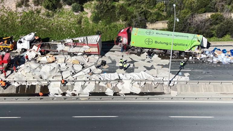 Son dakika haberi: TEMde lastiği patlayan TIRa çarpan TIR devrildi: İstanbul yönü ulaşıma tekrar açıldı