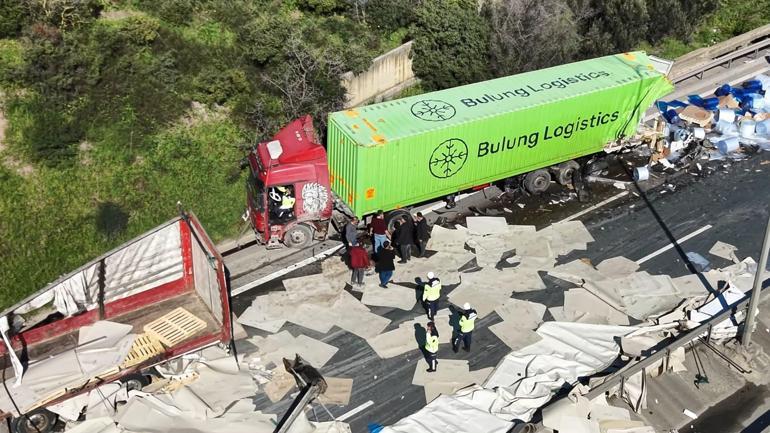 Son dakika haberi: TEMde lastiği patlayan TIRa çarpan TIR devrildi: İstanbul yönü ulaşıma tekrar açıldı