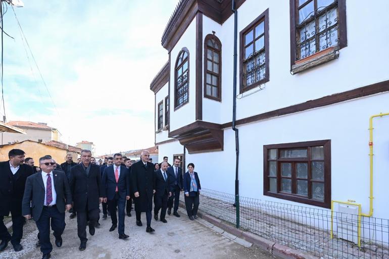 Bakan Ersoy vatandaşlarla yürüdü, ev sofrasında iftar açtı