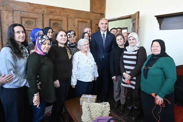  Bakan Ersoy vatandaşlarla yürüdü, ev sofrasında iftar açtı