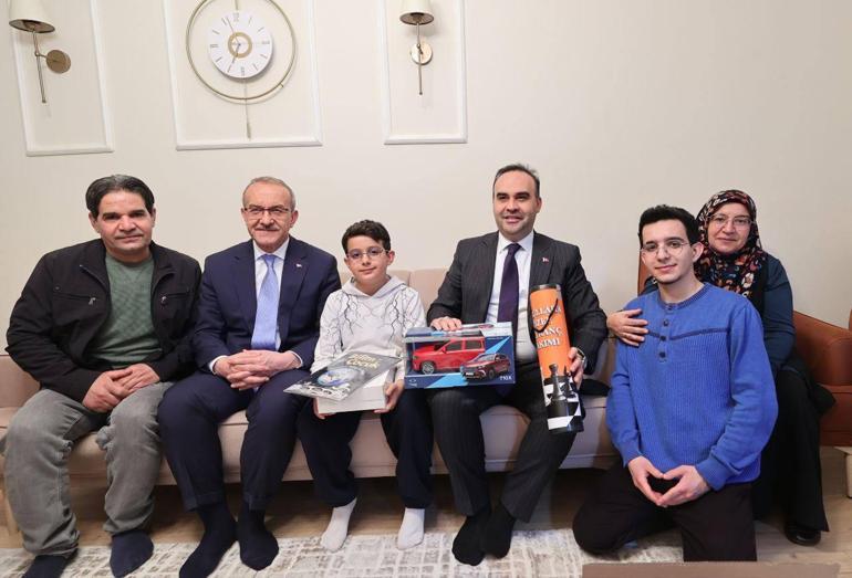 Bakan Kacır, depremzede aile ile iftar yaptı