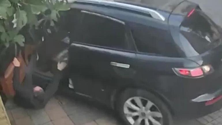 Geri manevra yaparken araçtan düştü, kendi aracının altında kaldı