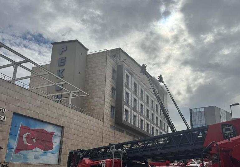 İstanbuldaki Merter Polisevi alevlere teslim oldu