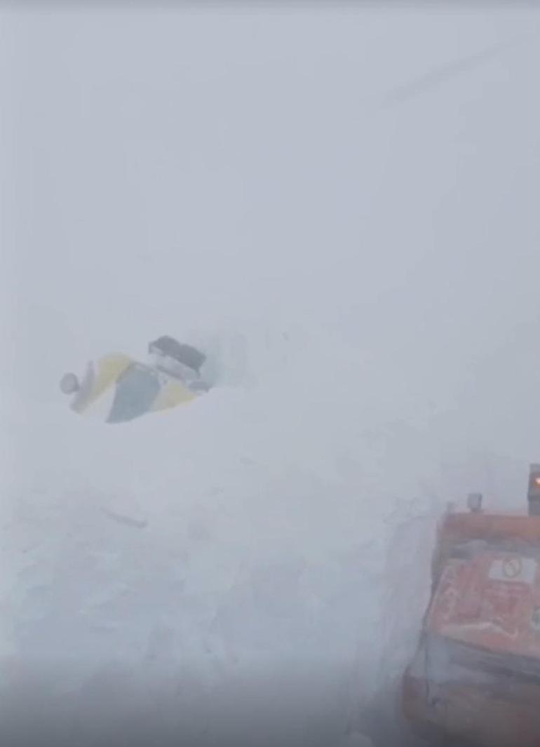 SON DAKİKA...Ardahanda iş makinelerinin üzerine çığ düştü