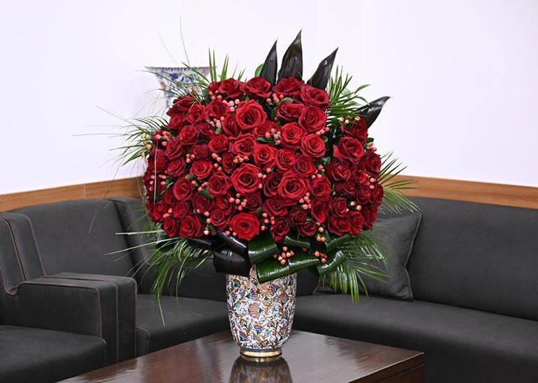  Dikkat çeken gül ve harita detayı