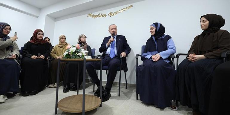Cumhurbaşkanı Erdoğandan kız öğrenci yurduna ziyaret