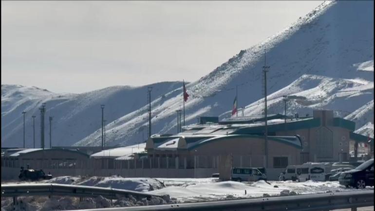  İran bayrağı yarıya indrildi