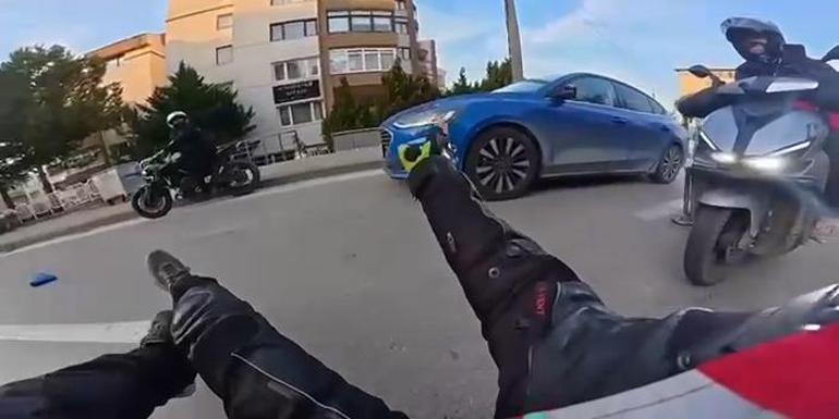 Araçların arasından geçmeye kalkan kurye böyle kaza yaptı