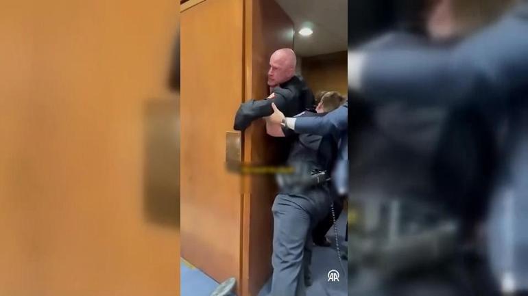 Yaka paça dışarı atıldı Eski askerden savaşa hayır protestosu