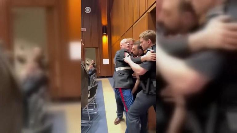 Yaka paça dışarı atıldı Eski askerden savaşa hayır protestosu