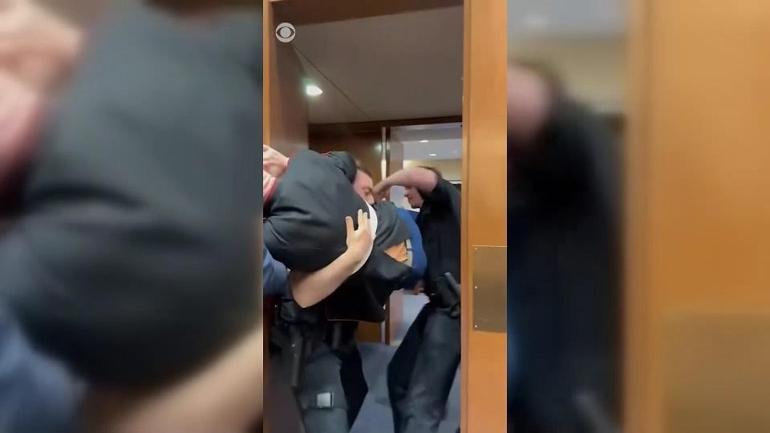 Yaka paça dışarı atıldı Eski askerden savaşa hayır protestosu