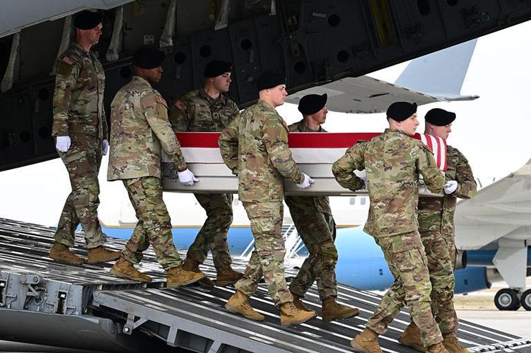İran savaşında ölen 6 ABD askerinin cenazesini Trump karşıladı