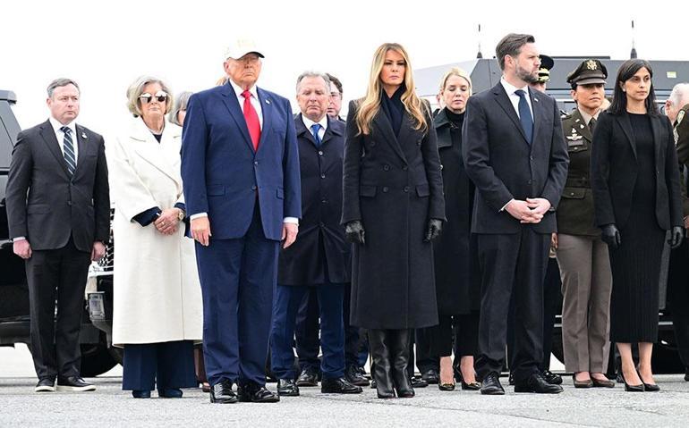 İran savaşında ölen 6 ABD askerinin cenazesini Trump karşıladı