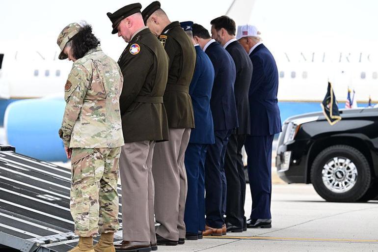 İran savaşında ölen 6 ABD askerinin cenazesini Trump karşıladı