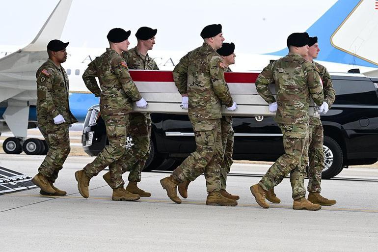 İran savaşında ölen 6 ABD askerinin cenazesini Trump karşıladı