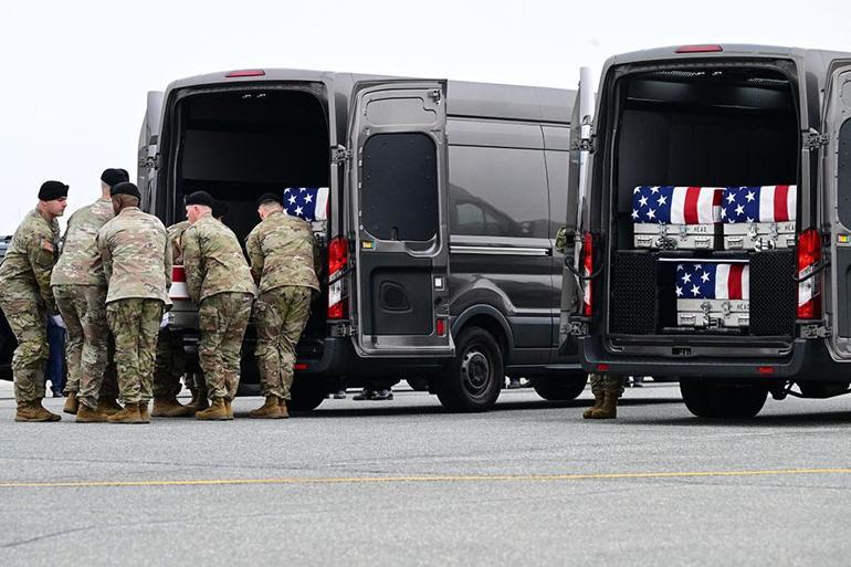 İran savaşında ölen 6 ABD askerinin cenazesini Trump karşıladı