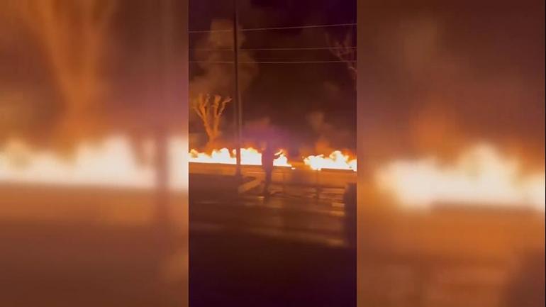 Tahran’da vurulan rafineriden sızan petrol, alev alarak yayılıyor