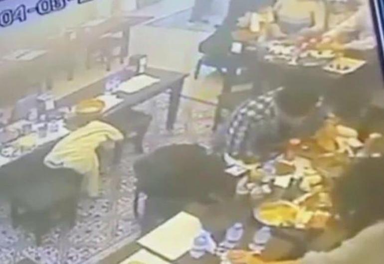  Taksim... Restoranda akılalmaz olay Yemekten çıkan böcek adamın dudağını ısırdı