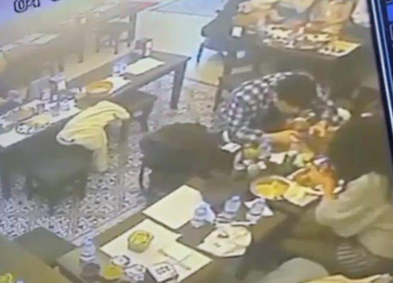  Taksim... Restoranda akılalmaz olay Yemekten çıkan böcek adamın dudağını ısırdı