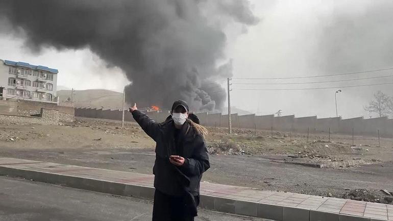 Son dakika... İranda zehirli yağmur tehlikesi: Türkiyeyi etkiler mi CNN TÜRK vurulan petrol deposuna girdi