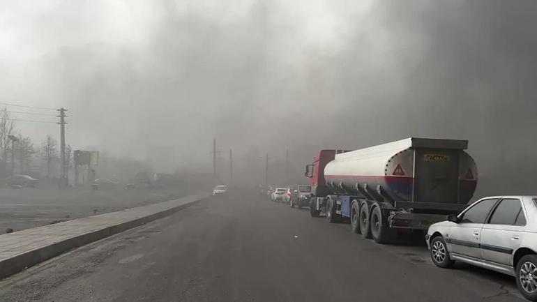 Son dakika... İranda zehirli yağmur tehlikesi: Türkiyeyi etkiler mi CNN TÜRK vurulan petrol deposuna girdi