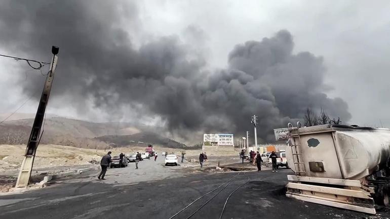 Son dakika... İranda zehirli yağmur tehlikesi: Türkiyeyi etkiler mi CNN TÜRK vurulan petrol deposuna girdi