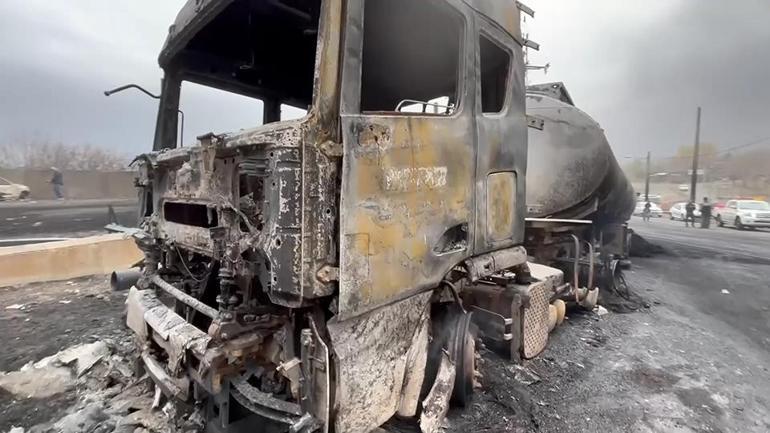 Son dakika... İranda zehirli yağmur tehlikesi: Türkiyeyi etkiler mi CNN TÜRK vurulan petrol deposuna girdi