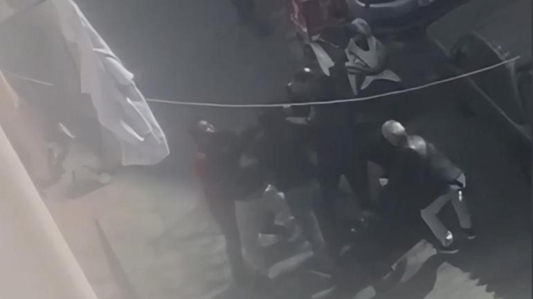 Sokak ortasında iki perdelik kavga Arkadaşlarıyla geri döndü