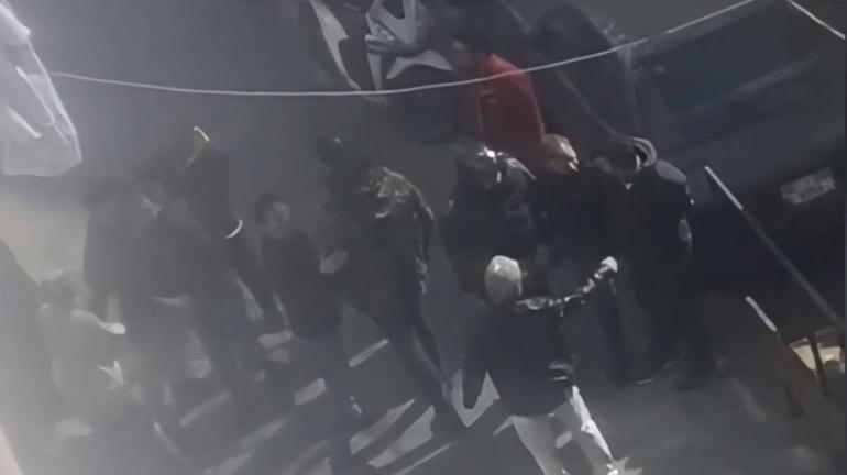 Sokak ortasında iki perdelik kavga Arkadaşlarıyla geri döndü