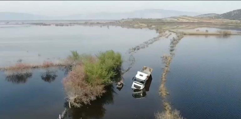 TIRda mahsur kaldı Sandalla kurtarıldı