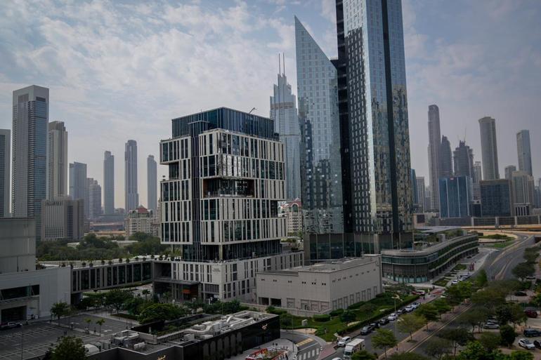 BAEye atılan füze imha edildi: Parçalar Dubaide gökdelene düştü