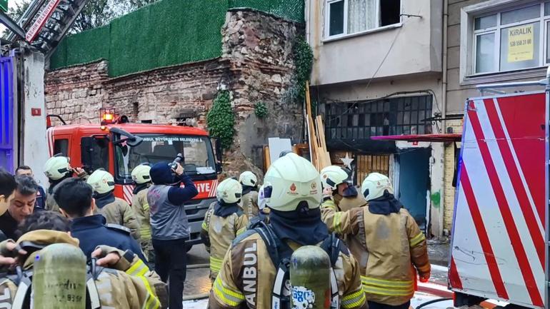 Fatihte 2 katlı binada yangın çıktı; 1 kişi hayatını kaybetti