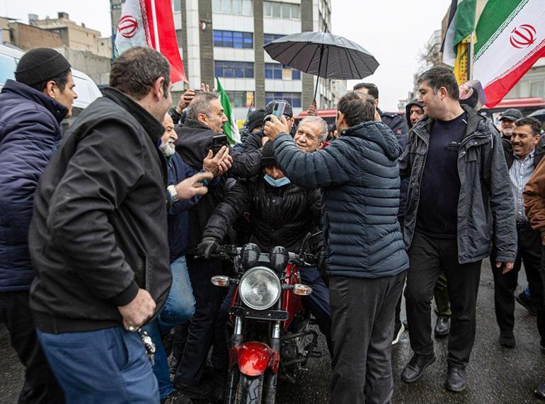 İranda Kudüs yürüyüşünde patlama: İsrail binlerce kişinin olduğu alana saldırdı