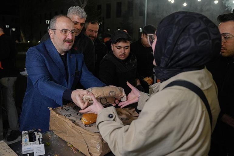 Mustafa Varank ve İbrahim Kalın, sahurda Ankaralılarla buluştu