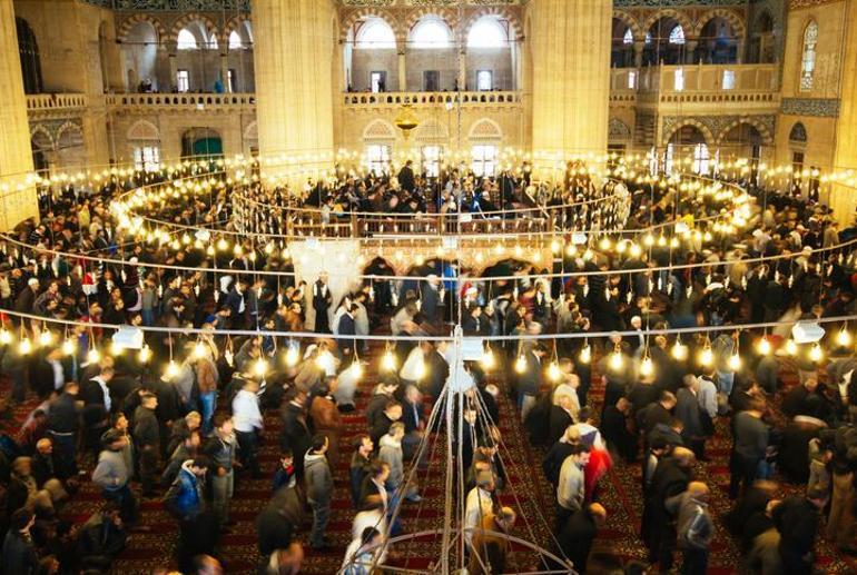 KADİR GECESİ 2 REKAT 7 İHLAS NAMAZI: Kadir Gecesi 2 Rekat 7 İhlas Namazı Nasıl Kılınır İşte Bu Namazın Fazileti, Kılınışı ve Okunacak Dualar...
