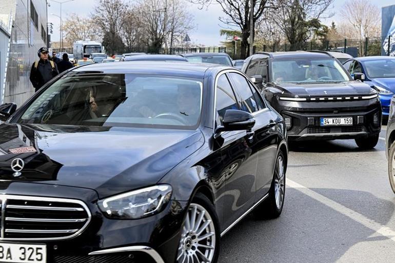 Fenerbahçede Tedesco ve Devin Özek, kulüp binasına geldi