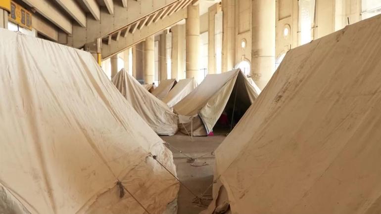 Saldırılar sonrası stadyuma sığındılar CNN TÜRK Beyrut’ta çadırlardaki yaşamı görüntüledi