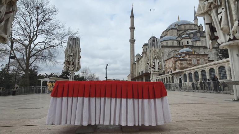 TARİHİ ÇINARA VEDA Prof. Dr. İlber Ortaylı son yolculuğuna uğurlanıyor
