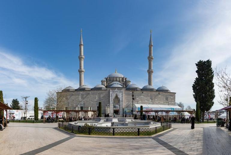 FATİH HAZİRESİNDE KİMLER YATIYOR İlber Ortaylının Defnedileceği Fatih Camii Haziresinde Kimlerin Mezarı Var