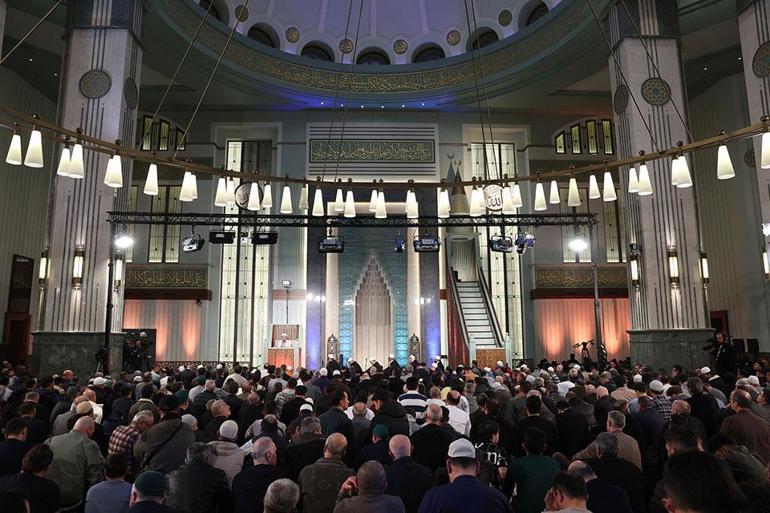  İlahiler okundu, salavatlar getirildi, dualar edildi