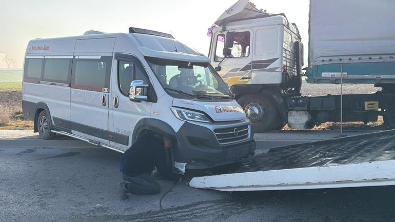 Eskişehirde TIR, 4 araca çarptı; 12 yaralı