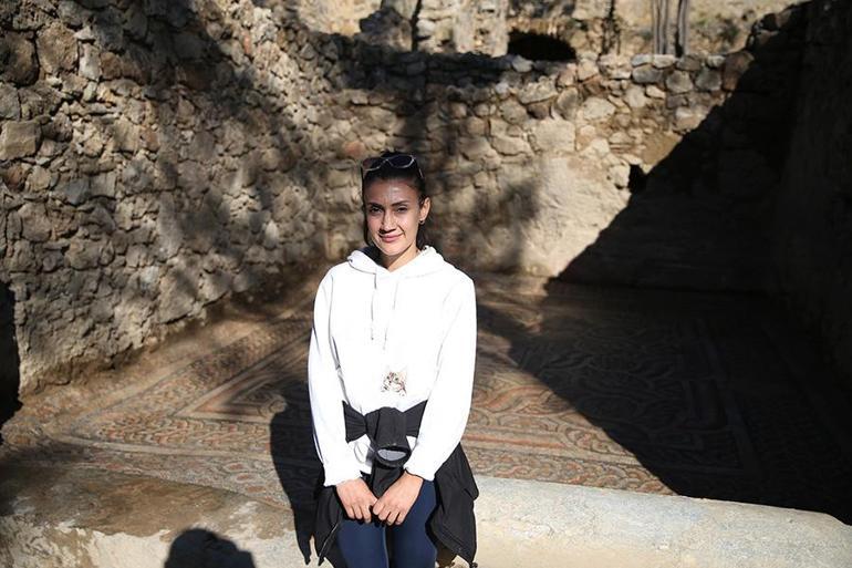 3 bin yıllık antik kentte kıskanan çatlasın yazan mozaik bulundu