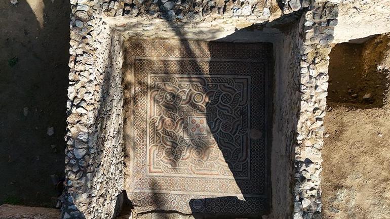 3 bin yıllık antik kentte kıskanan çatlasın yazan mozaik bulundu