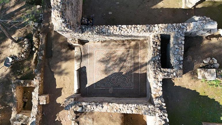 3 bin yıllık antik kentte kıskanan çatlasın yazan mozaik bulundu