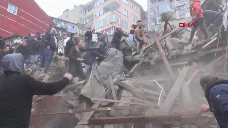 SON DAKİKA... İstanbul Fatihte bina çöktü