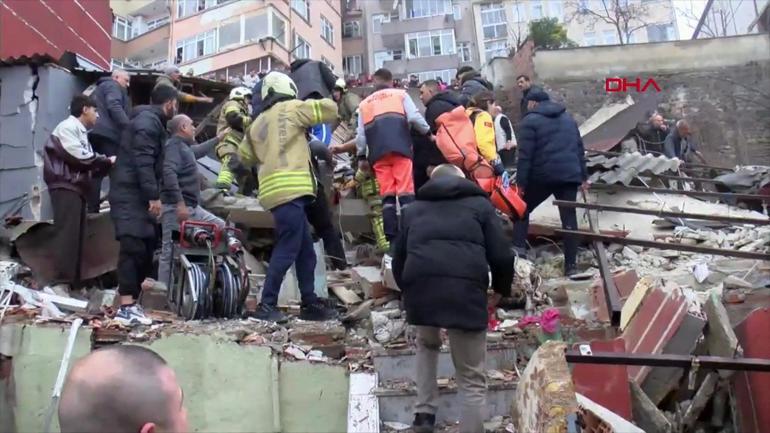 SON DAKİKA... İstanbul Fatihte bina çöktü