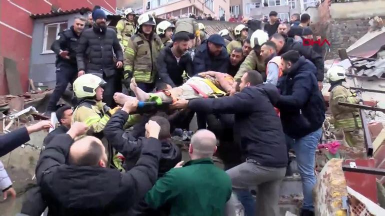 SON DAKİKA... İstanbul Fatihte iki bina çöktü