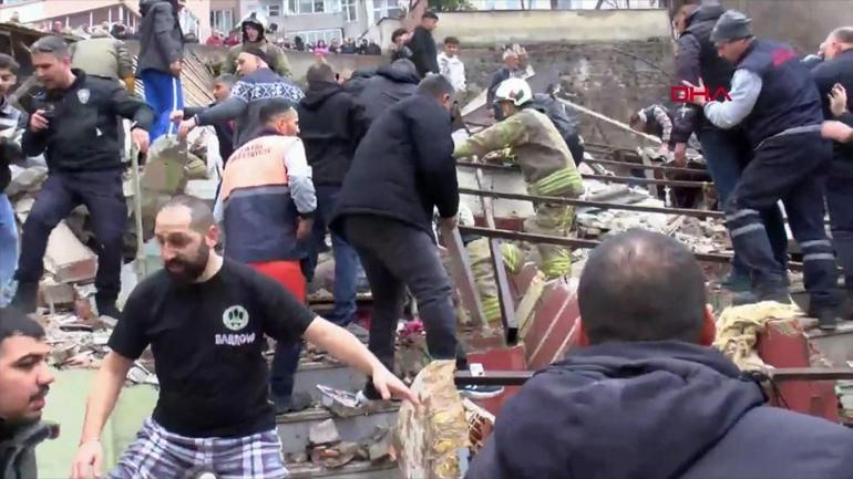 SON DAKİKA... İstanbul Fatihte iki bina çöktü