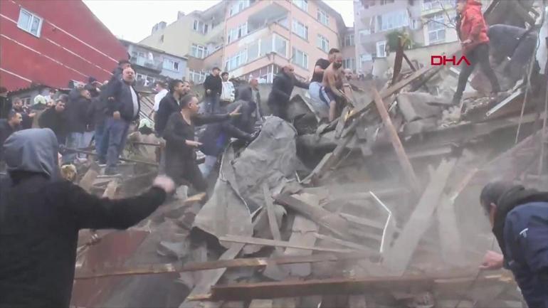 SON DAKİKA... İstanbul Fatihte iki bina çöktü