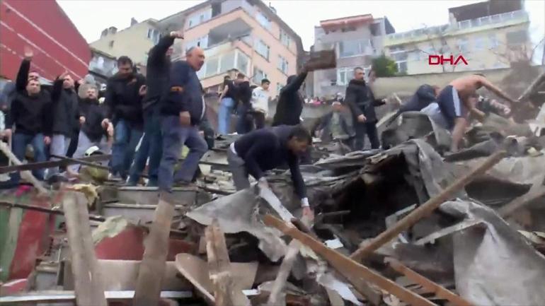 SON DAKİKA... İstanbul Fatihte iki bina çöktü